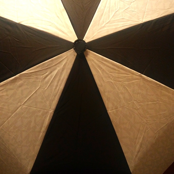Michael Kors Extendable Umbrella - Picture 3 of 4